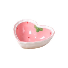 Bol/assiette en céramique en forme de cœur à motif fraise, idéal pour servir desserts et salades. Usage quotidien et cadeau parfait pour un