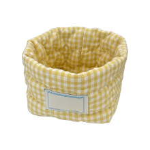Panier de rangement cubique en tissu à carreaux pour cosmétiques et articles divers, à fixer sur un bureau pour organiser et ranger vos affaires.