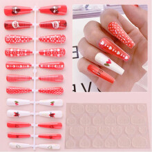 Uñas postizas de bailarina estilo ataúd con diseño de corazón
