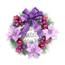 Guirlanda de Natal roxa com flores artificiais e laço para pendurar na porta e decorar a casa nas festas de fim de ano.