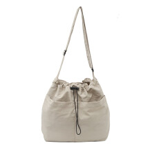 Dámska crossbody kabelka, nepremokavá štvorcová taška cez rameno, nylonová crossbody kabelka so sťahovacou šnúrkou (biela)