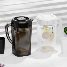 Carafe à eau avec couvercle et poignée renforcée, idéale pour préparer du thé et des jus. Design transparent.