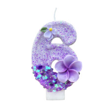 Velas de cumpleaños multicolor con números romanos y diseño floral.