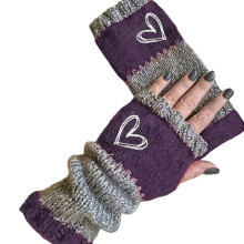 Gestrickte Thermohandschuhe mit gesticktem Herzmotiv