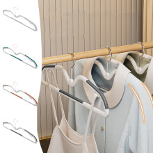 Cintres en plastique renforcés par une âme en acier haute capacité de charge. Conception ergonomique avec courbure des épaules pour éviter la