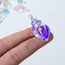 Lysende resin konkylievedhæng - lilla, 5 cm