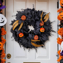 Couronne d'Halloween de 50 cm (20 pouces) pour porte d'entrée, en eucalyptus noir avec plumes de citrouille artificielles, pour décoration