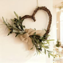 Couronne printanière en forme de cœur avec feuilles d'olivier et fruits, 50 cm
