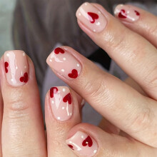 24 unhas postiças acrílicas curtas quadradas para o Dia dos Namorados com desenhos de coração para mulheres