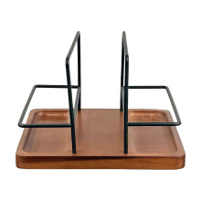 Elegante dispensador giratório de guardanapos em madeira para organização da mesa de jantar.