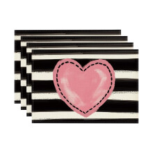 Valentijnsdag placemats met ruitjespatroon en hartjesmotief, versierd met een strik. Rustieke tafeldecoratie voor Valentijnsdag en andere speciale