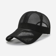 Verstelbare zwarte baseballpet voor buitensporten met ademend mesh-materiaal.