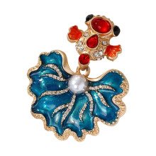 Broche de pez en aleación y diamantes de imitación, 4,5 x 5,5 cm