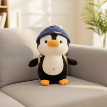 Pinguin-Plüschtier mit Strickmütze und Schulranzen