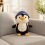 Pinguin-Plüschtier mit Strickmütze und Schulranzen 1