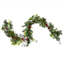 Guirlanda de Natal em rattan com frutinhas vermelhas e folhas verdes – Decoração artificial para festas e celebrações de fim de ano.