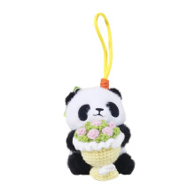 Plyšová hračka panda s kyticou ruží a háčkovanými kvetmi