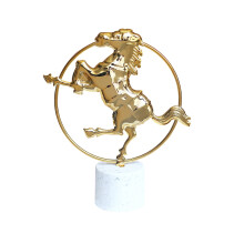 Sculpture en métal représentant une feuille de ginkgo doré, avec un socle en cristal. Décoration élégante pour bureau à domicile ou en salon.