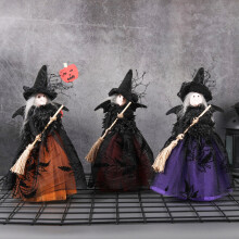 Bambola strega di Halloween con scopa e gonna di garza