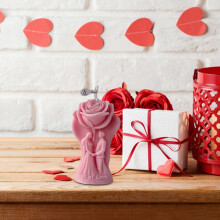 Bougie rose romantique pour couple se tenant la main