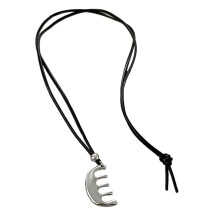 Elegante ciondolo a forma di pettine realizzato in lega, comodo per gli spostamenti e le occasioni speciali.