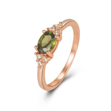 Anel feminino em ouro rosa com peridoto, representando a fronteira entre a Europa e os Estados Unidos, com zircônias cravejadas. Conjunto de anéis