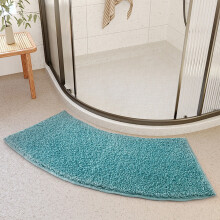 Tapis de bain incurvé antidérapant et absorbant, doux et idéal pour la douche, la baignoire ou l'hôtel, avec une décoration moderne.