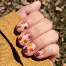 24 künstliche Fingernägel zum Aufkleben, kurze, quadratische, glänzende Nägel mit Ahornblatt- und Kürbismotiven, Herbstliche Klebenägel für
