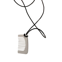 Lichtgewicht, hypoallergene kamketting met gepolijste metalen afwerking. Een modieus accessoire voor zowel casual als formele outfits.