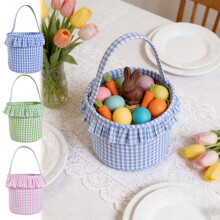 Panier de Pâques en tissu à carreaux avec anses et bordure à volants, idéal pour la chasse aux œufs, les fêtes et la décoration de Pâques.