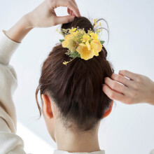 2 Stück leichte Haarkämme mit hawaiianischem Blumenmuster, gelbe Stoff-Hibiskus-Clips für sommerliche Strand- und Hochsteckfrisuren
