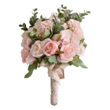 Bruidsboeket met kunstmatige rozenblaadjes en bloemen.