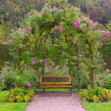 Gartenbank in Korbgeflechtoptik, Holzlatten, Gusseisenrahmen