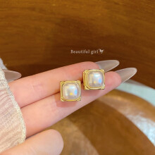French Vintage Imitation Pearl Stud Earrings – Elegant, Luxurious & Everyday Wear
