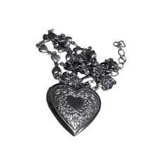 Elegante collana con ciondolo a cuore e incisioni dettagliate, gioiello multifunzionale da donna adatto a diversi outfit.