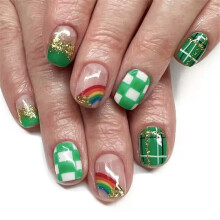 24 kurze, glänzende künstliche Fingernägel mit grünem Kleeblattmuster für die Feiertagsmaniküre zum St. Patrick's Day