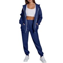 Completo sportivo da donna leggero con felpa con cappuccio e pantaloni da jogging con cerniera frontale, elastico in vita e tasche laterali.