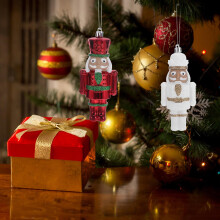 Conjunto de 2 enfeites de soldado quebra-nozes em plástico, cores sortidas, para decoração de árvore de Natal.
