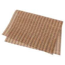 Jogo americano multicolorido trançado para mesa de jantar, decoração rústica de mesa de fazenda.