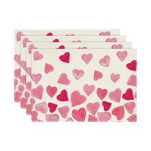 Valentijnsdag placemats met ruitjespatroon en hartjesmotief, versierd met een strik. Rustieke tafeldecoratie voor Valentijnsdag en andere speciale
