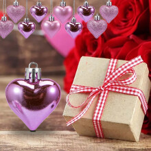 36 décorations en forme de cœur aux finitions variées, à suspendre pour décorer le sapin de Noël, la Saint-Valentin ou toute autre fête.