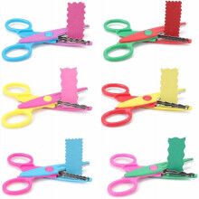 Tesoura para artesanato em cores sortidas, ideal para scrapbooking e projetos DIY. Inclui 6 modelos diferentes e bordas decorativas. Perfeita para