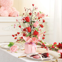 Arranjo de flores em vaso rosa para decoração romântica de mesa no Dia dos Namorados, peça central para jantar romântico.