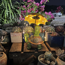 Estátua de sapo movida a energia solar com guarda-sol e luzes de cordão – Decoração externa à prova d'água para quintal, pátio e gramado –