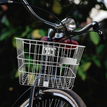 Cesta delantera de acero inoxidable para bicicleta, ideal para desplazamientos diarios y compras. Diseño práctico en color plata. 15,5 x 12,5 x