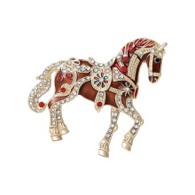 Broche cheval émaillée ornée de strass pour revers