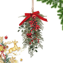 Decorazione natalizia da appendere alla parete con aghi di pino.