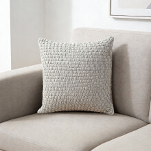 Örngott i rostfärgat, tjockt stickat tyg, texturerat, fyrkantigt örngott, slitstarkt vävt mönster, vardagsrumssoffa, soffa, accessoar
