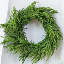 Couronne de Noël réaliste Bootesun 22" en cèdre et pin de Norfolk, idéale pour décorer portes, fenêtres, porches et murs, intérieur et