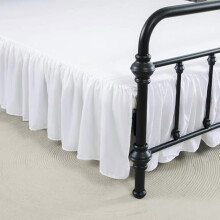 Saia para cama de casal com borda franzida e cantos divididos.